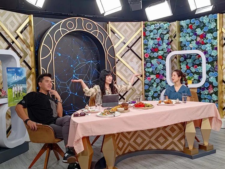 王傳一跟臧芮萱在「唐綺陽談星室」，分享拍攝大愛劇《在光裏的人》的幕後故事。大愛電視台提供