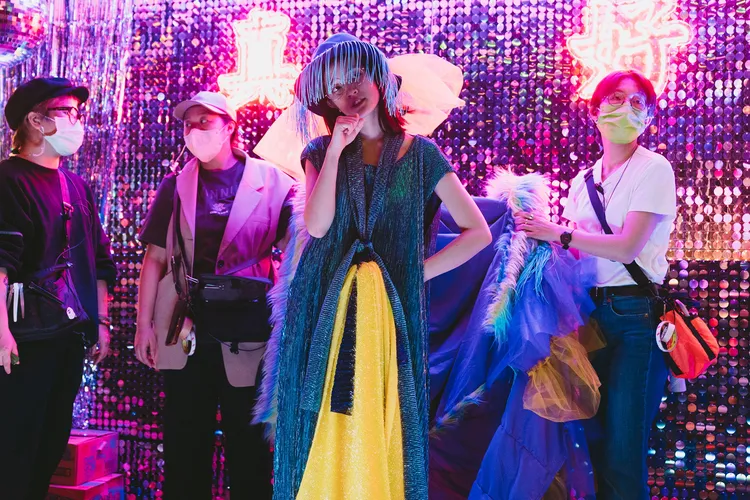 為蓋掉王淨（右二）身上的「明星氣質」費了一番心力。牽猴子提供