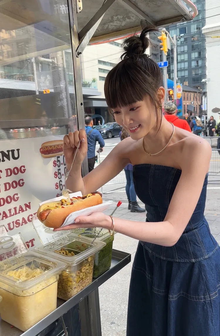 王淨吃熱狗堡。牽猴子提供