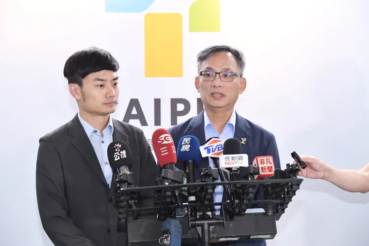 張溫德（右）今（25日）接任北市副市長一職，並表示要讓市民看見改變。北市府提供