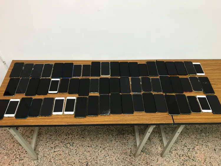 警方起出手機43臺等證物。翻攝畫面