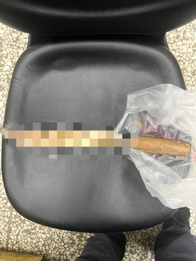 警方查獲劉嫌丟棄路邊的柴刀。民眾提供