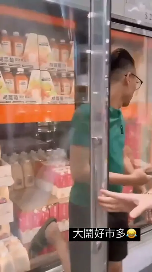 男子到好市多大順店購物時，踏進冷藏冰櫃嬉鬧擺拍。翻攝畫面