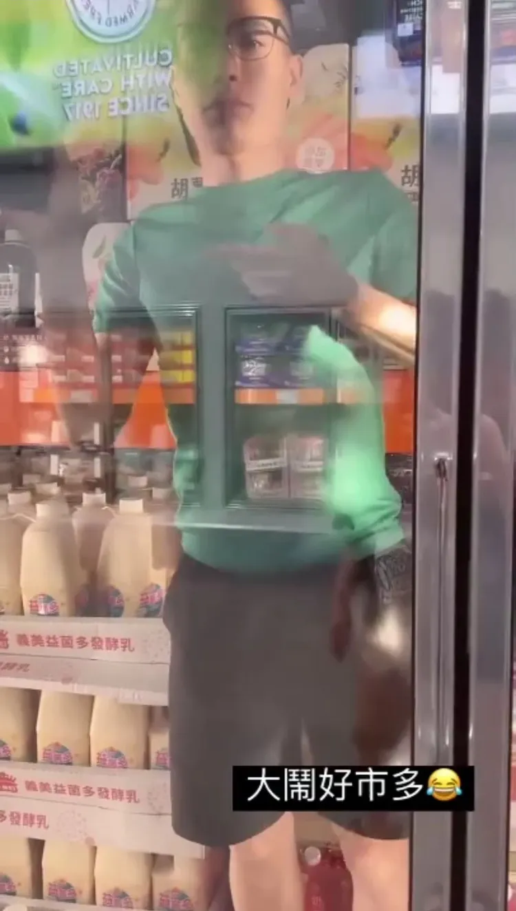 男子到好市多大順店購物時，踏進冷藏冰櫃嬉鬧擺拍。翻攝畫面