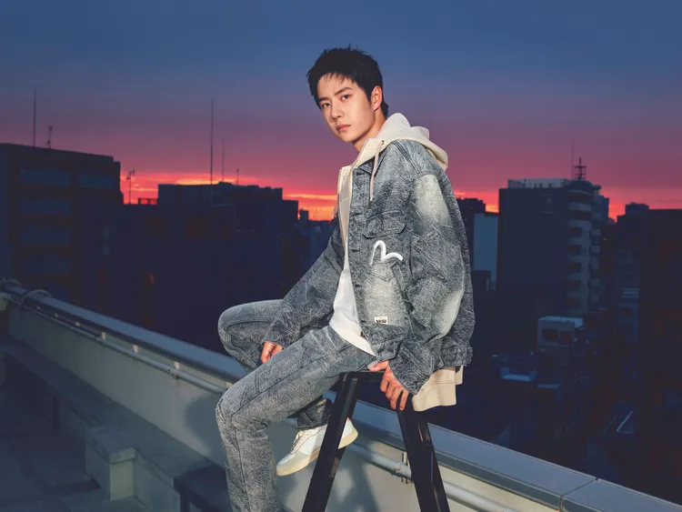 王一博身上的牛仔外套透過洗水效果呈現獨特視覺。品牌提供