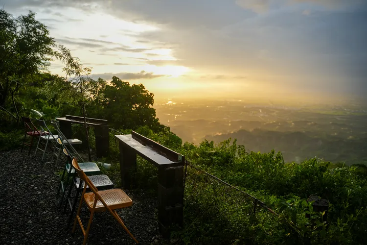 近能俯瞰白河水庫景緻，遠眺嘉義東石、布袋海岸線。田欣雲攝影
