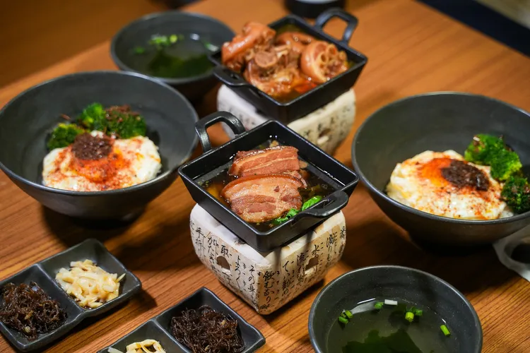 店內提供椒麻豬腳飯（320元）、東坡控肉飯（320元）、獨享海陸火鍋（380元）等簡餐。田欣雲攝影