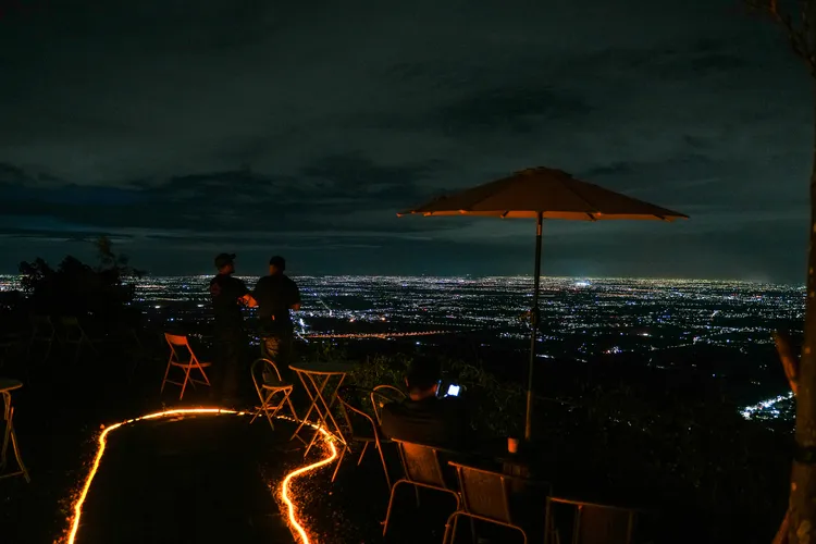 下完雨後的空氣清透，夜景更是美麗。田欣雲攝影