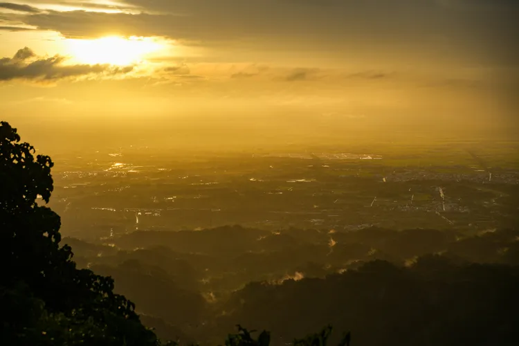 「快雲時晴&覺味食飲」咖啡餐廳後方觀景台，傍晚夕陽突然金光乍現。田欣雲攝影