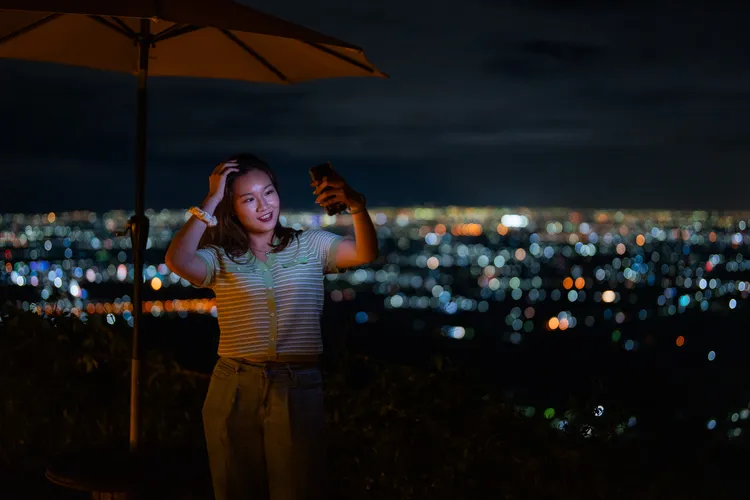 夢幻夜景吸引遊客駐足自拍。田欣雲攝影