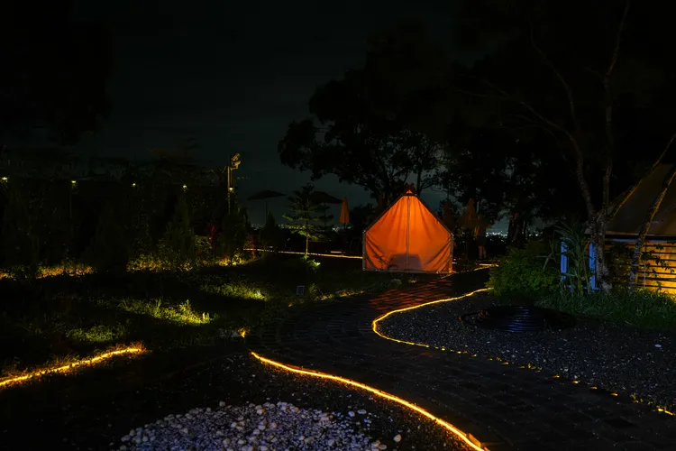 通往戶外觀景區的小徑，入夜後點綴燈光。田欣雲攝影