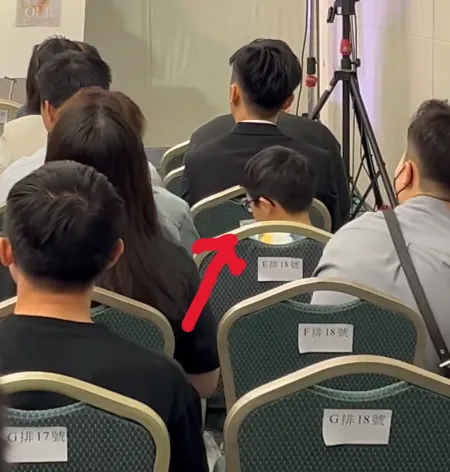 現場粉絲捕捉到小孩坐在要價8800元的座位。翻攝自Threads_@salmon_of_tw