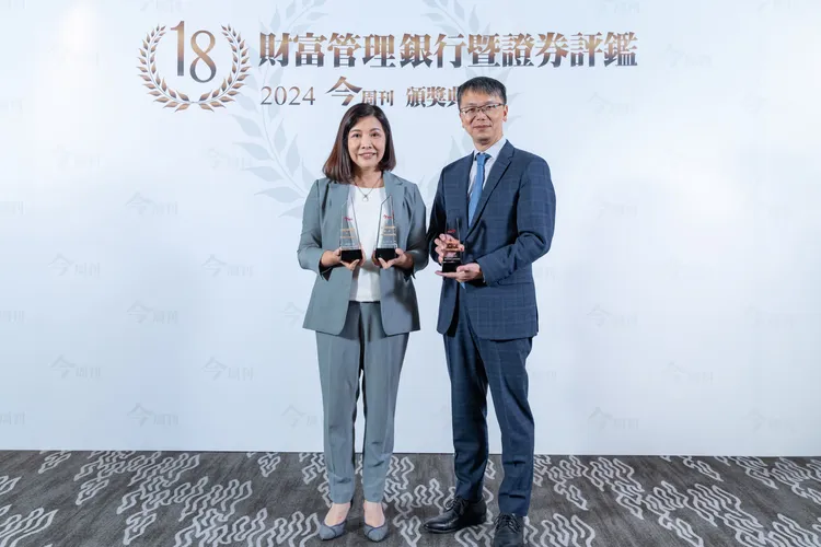 《今周刊》主辦「第18屆財富管理銀行暨證券評鑑」，中信銀行囊括「最佳財富管理銀行」第一名等8大獎，中信銀行個人金融執行長楊淑惠（左）與財富管理經營處處長謝宗權副總（右）共同合影。中信銀行提供