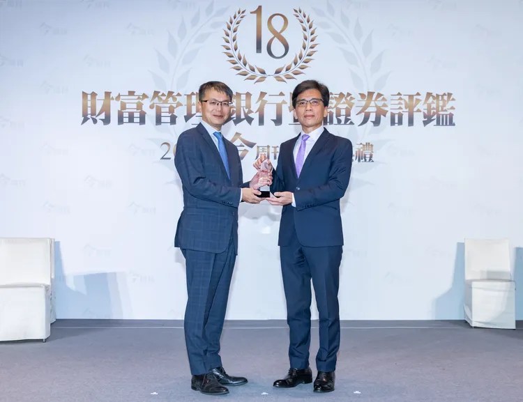 《今周刊》主辦「第18屆財富管理銀行暨證券評鑑」，中信銀行榮獲「最佳商品獎」第一名，金管會主委彭金隆（右）頒獎予中信銀行財富管理經營處處長謝宗權副總（左）。中信銀行提供