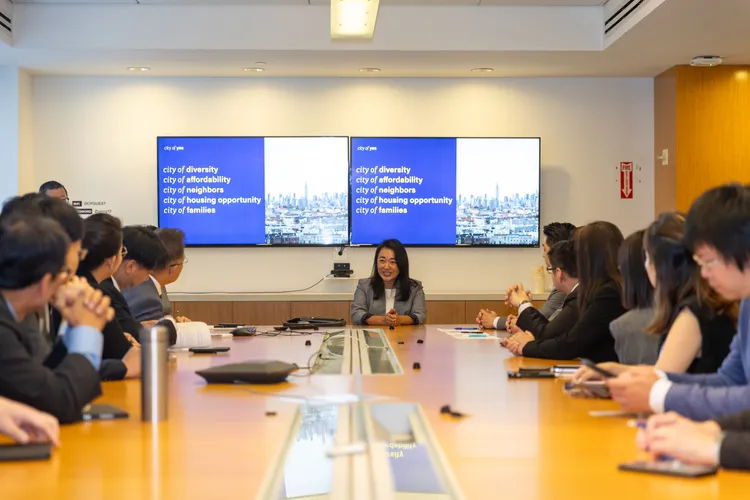 蔣萬安赴美首站交流住房政策。北市府提供