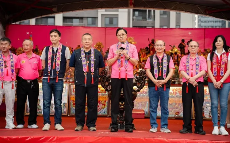 新永和市場旁停車場為「土地公民俗藝術節」主會場，來自各地宮廟超過百尊的土地公大會師。翻攝畫面