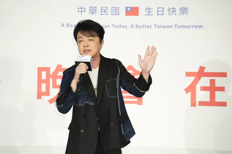 歌手翁立友現身國慶晚會記者會，演唱歌曲「堅持」。彭欣偉攝