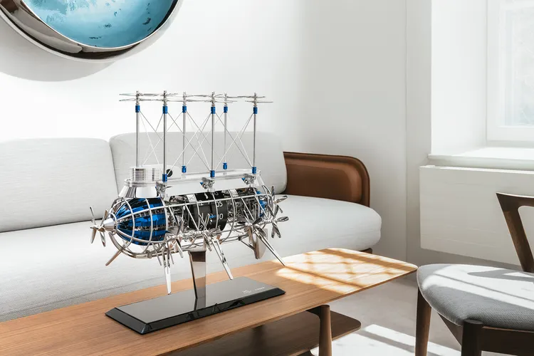 L’EPÉE 1839 x MB&FALBATROSS信天翁座鐘，600*350*600mm，重量17kg，時鐘以黃銅、鋼與鋁金屬混合材質製成，兩組獨立機芯與兩組上鍊系統，零件數1520枚，每色各限量8座。品牌提供