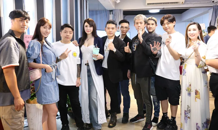 法鬥文創團隊左起張清良、Mandy、粗鏈哥、海倫清桃、黃景裕、陳宥箖、孫安佐、重讀教條、串串李川、芋圓。法鬥文創提供