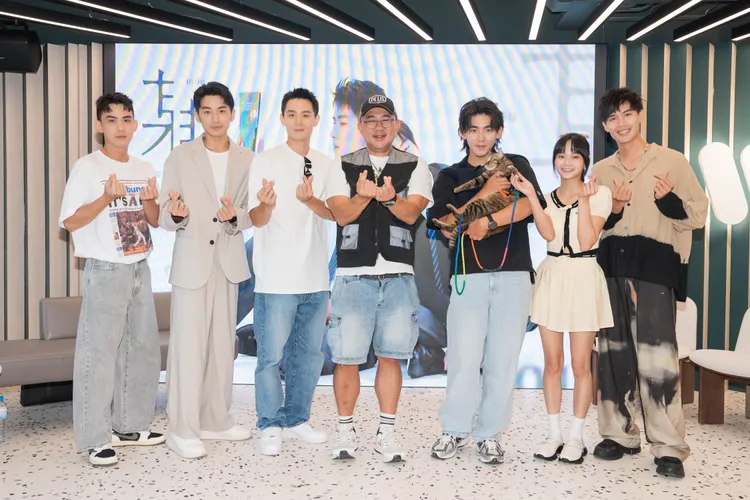 BL劇《某某》演員和導演包括蔡振廷（左起）、鍾岳軒、陳彥廷、導演柳廣輝、曾向鎮、邵弈玫、黃丞邦等今天出席記者會。《某某》劇組提供