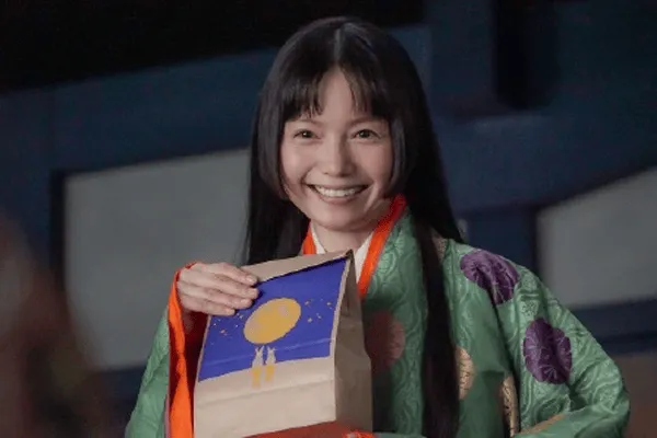 宮崎葵飾演的輝夜姬從月亮帶著漢堡回地球。翻攝日本麥當勞官網