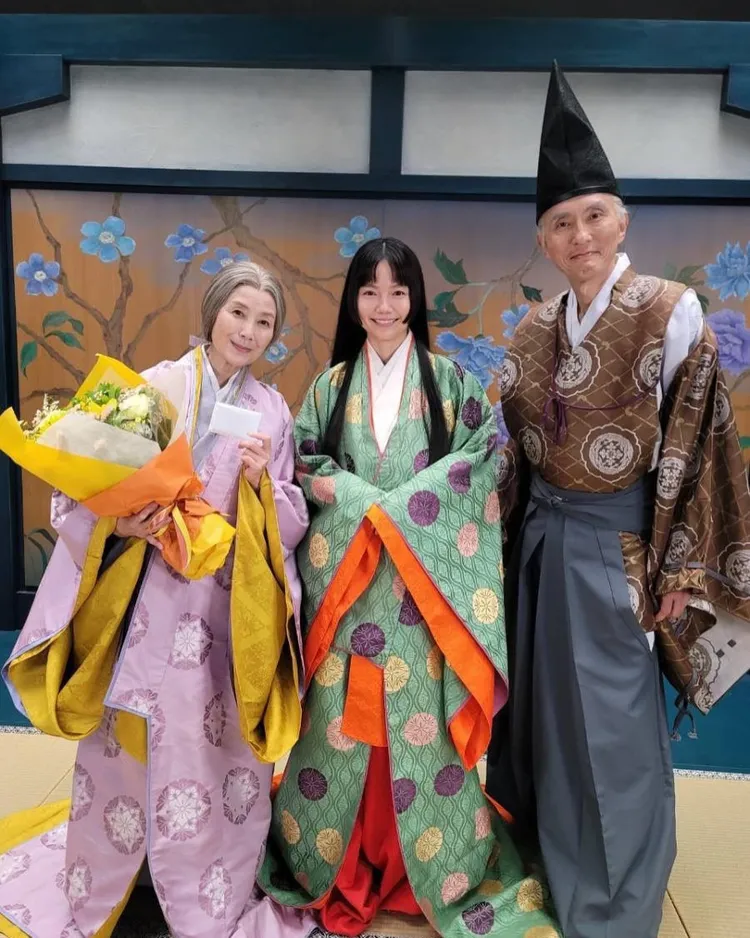 宮崎葵（中）、松重豐（右）、手塚理美演繹令和版《竹取物語》。翻攝tezuka_satomi IG