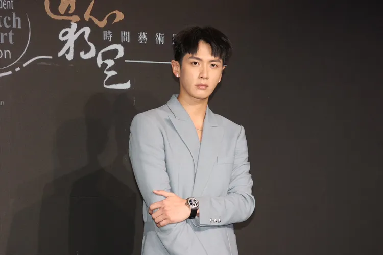 柯震東配戴要價將近900萬的Ferdinand Berthoud的Chronomètre FB RES腕錶。莊宗達攝