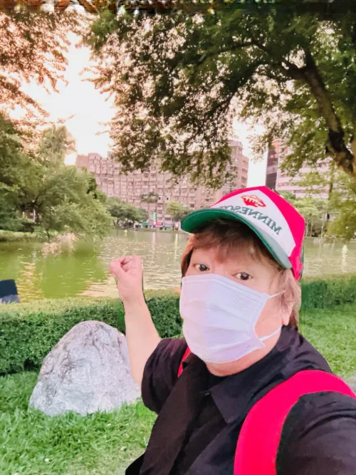 曹西平站在台中公園看著自己從小住的地方，想到當年921時，跟爸爸在台中公園坐了一個晚上，「看著大樓一直搖晃，膽戰心驚嚇死人」。翻攝曹西平臉書