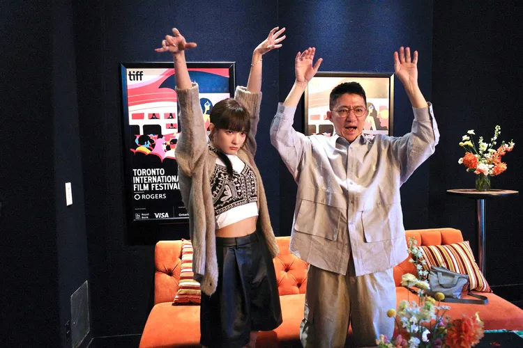 徐漢強（右）與王淨（左）出席 TIFF，「好狠啊」手勢風潮也吹到多倫多。牽猴子提供