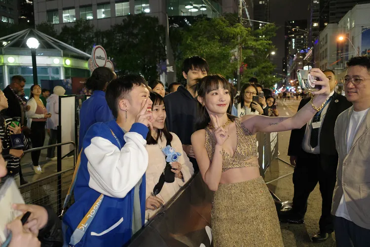 王淨不畏15度低溫盛裝出席《鬼才之道》TIFF首映，場外與影迷熱情互動。牽猴子提供