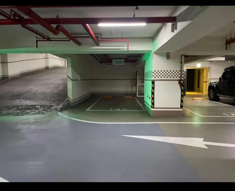 民眾認為，照片中此車位是可遇不可求的「王位」。翻攝《爆廢公社》臉書