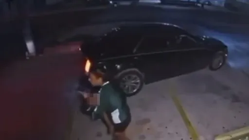 1歲女誤灑洗髮精　26歲媽狂扁一頓後「將她扔出車外」