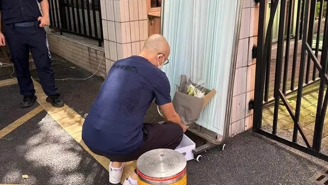 已有民眾在學校門口獻花。翻攝自X@jackcatmo