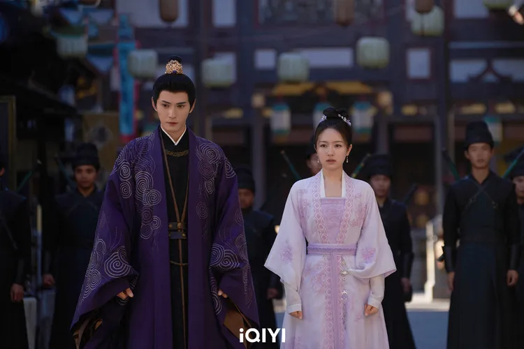 徐正溪（左）飾演裴琰，被女主的善良熱忱深深吸引。iQIYI國際站提供