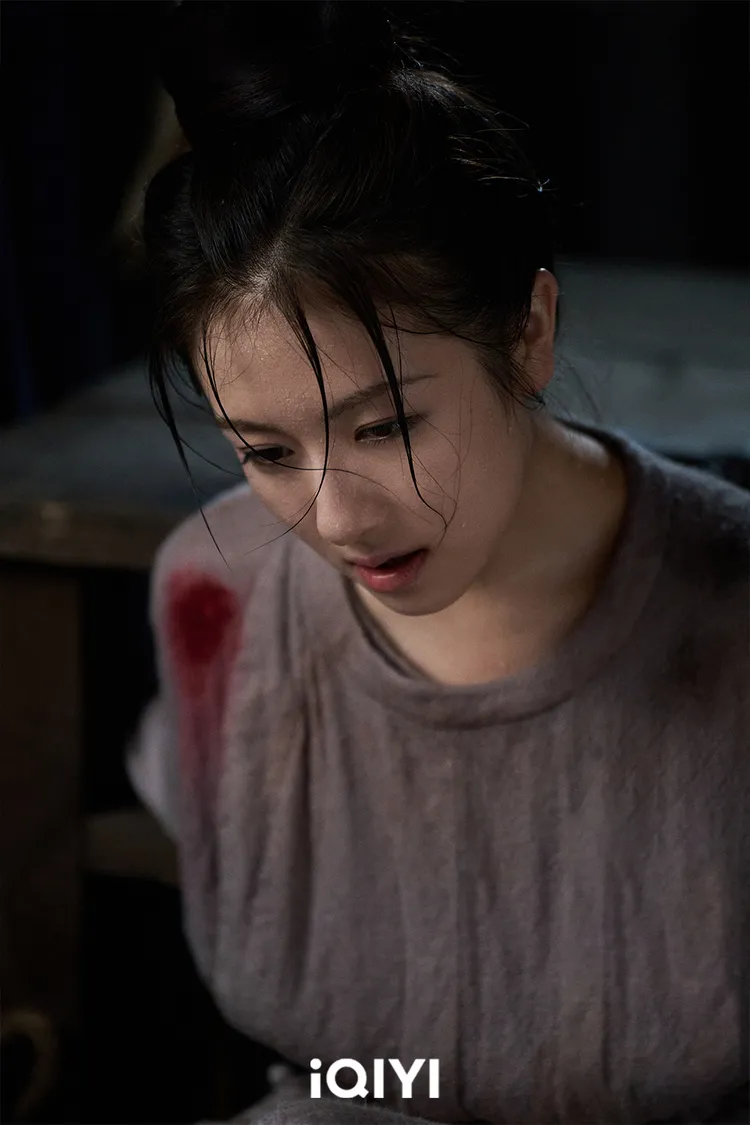 李蘭迪劇裡慘遭倒吊逼供頭暈滿頭汗。iQIYI國際站提供