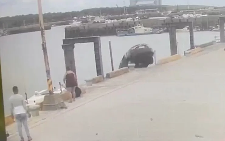 小客車落海。海巡署提供