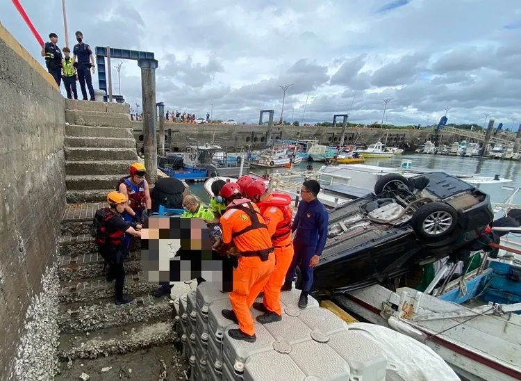 海巡和警消合力將駕駛救援上岸。新竹市消防局提供