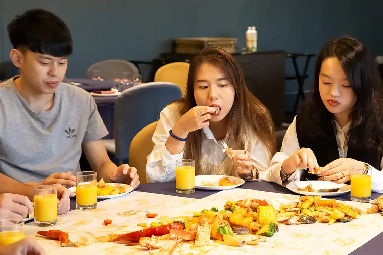 即使在颱風天，在家也能輕鬆享受豪華烤海鮮饗宴。業者提供
