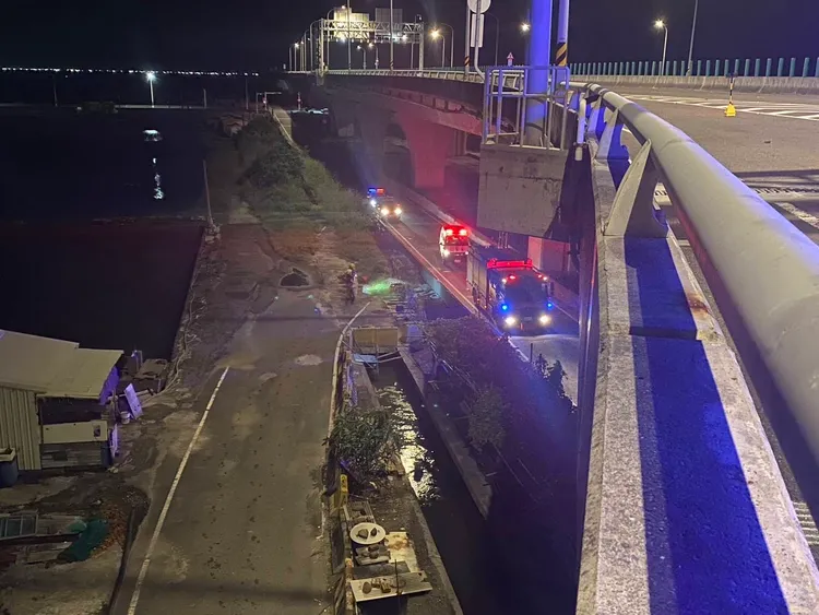 劉男掉落時疑似沒摔落路面，掉入水道中抵銷部分衝擊力道，頭部、右腿重創，目前仍跟死神拔河中。翻攝照片