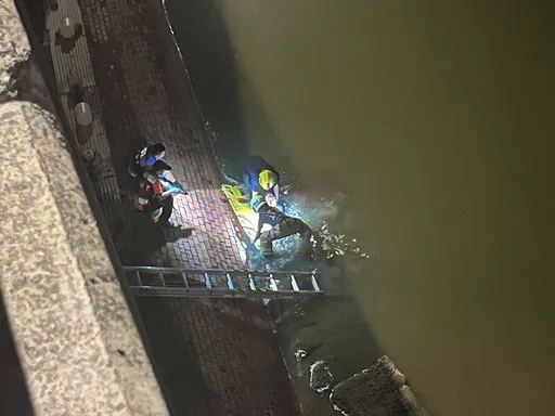惊悚!男驾车自撞喷飞10公尺高桥下 坠鱼塭重伤与死神拔河中