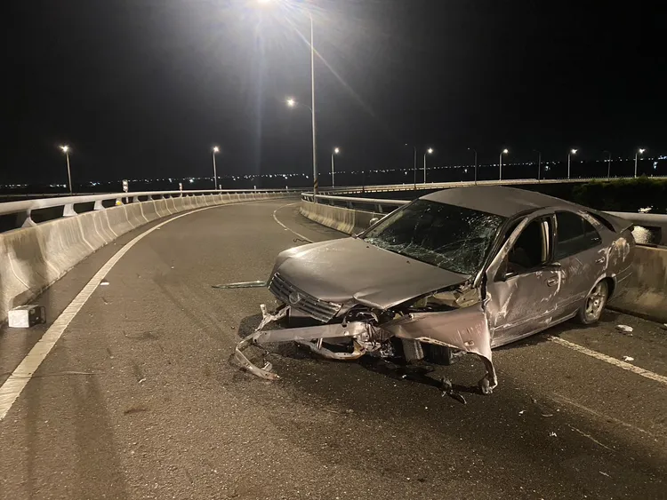 劉男駕車下交流道時失控撞護欄，人噴飛墜落約10公尺高橋下。翻攝照片