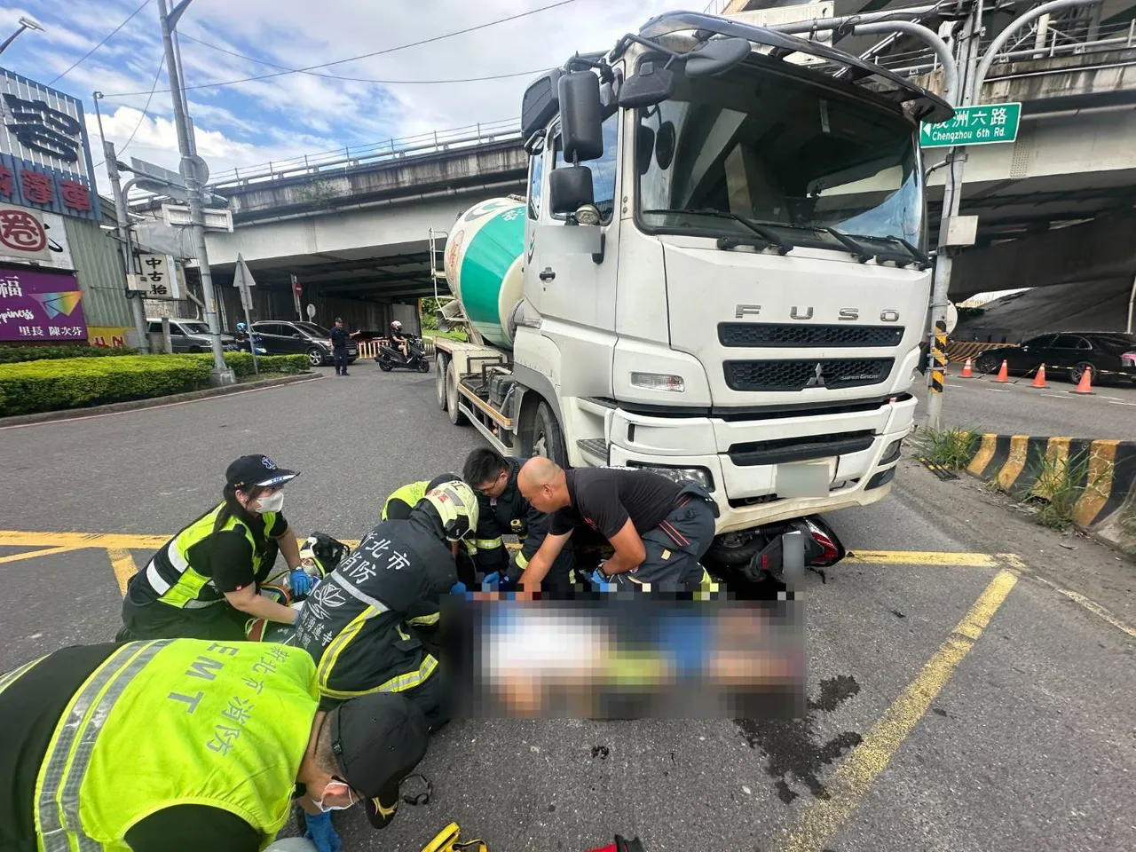 女騎士遭點被水泥車輾過。消防局提供