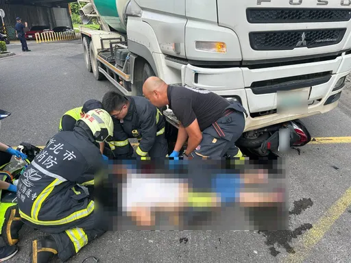 五股成蘆橋下嚴重車禍 女騎士遭水泥車撞擊右手變形、臀部撕裂傷