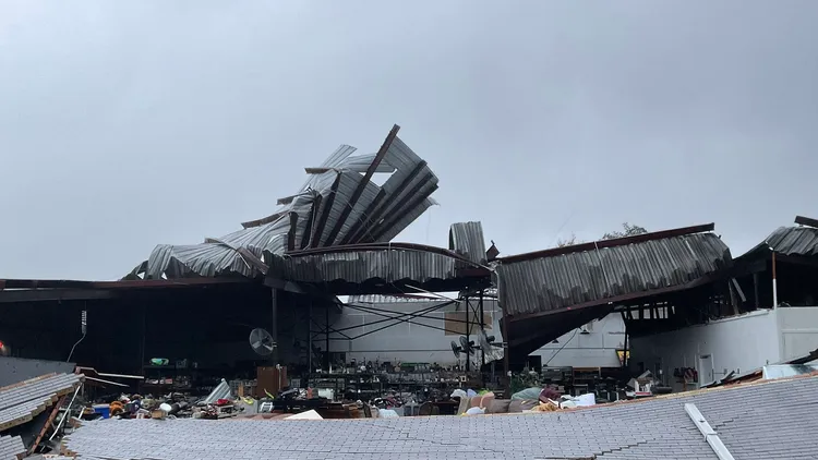 一間路州的商店在颶風侵襲下已遭受破壞。翻攝自X@JessicaMooreWx
