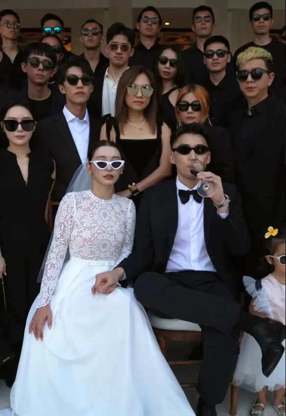 劉芒白紗照超Chill，後面有一群好友，包括阿滴、卡特等人。翻攝劉芒IG