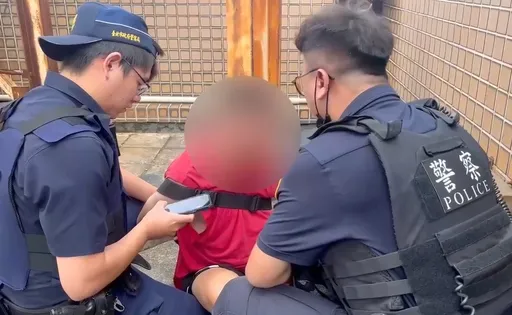 北市男獨坐大樓鋼架邊緣哭泣 警後方環抱救人