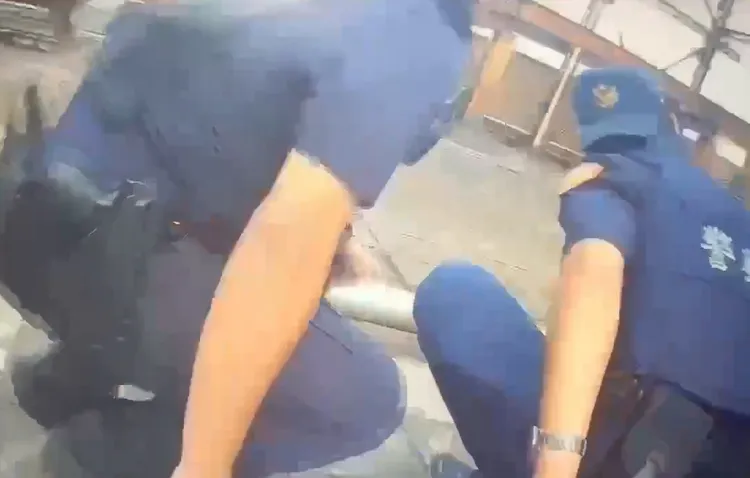 員警偷偷從後方接近。警方提供