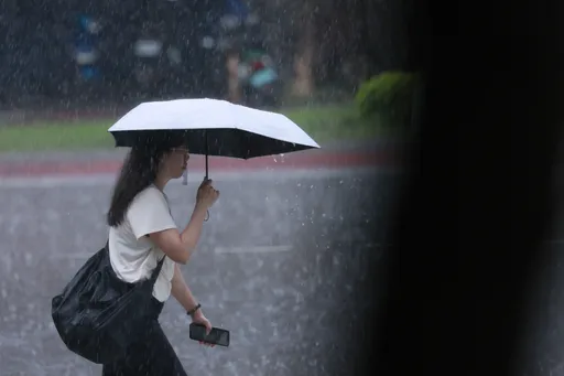 低壓持續中南部雨炸7天 颱風「貝碧佳」預計週三生成!週日恐還有新颱風