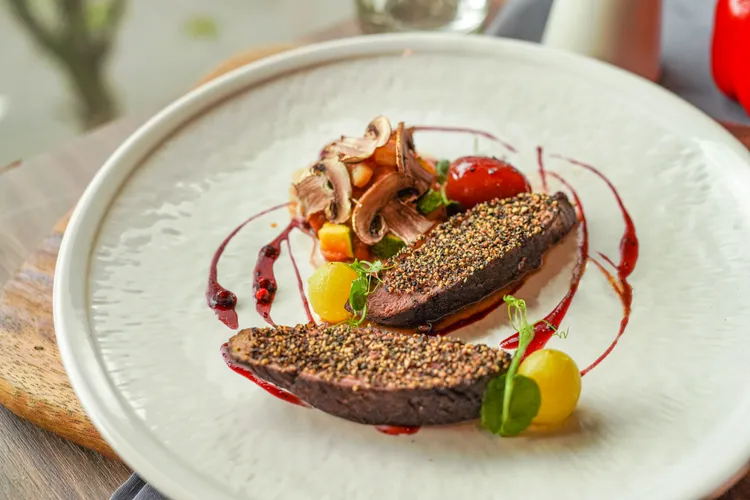 大直店限定紅胡椒野莓鴨胸。雅室牛排提供