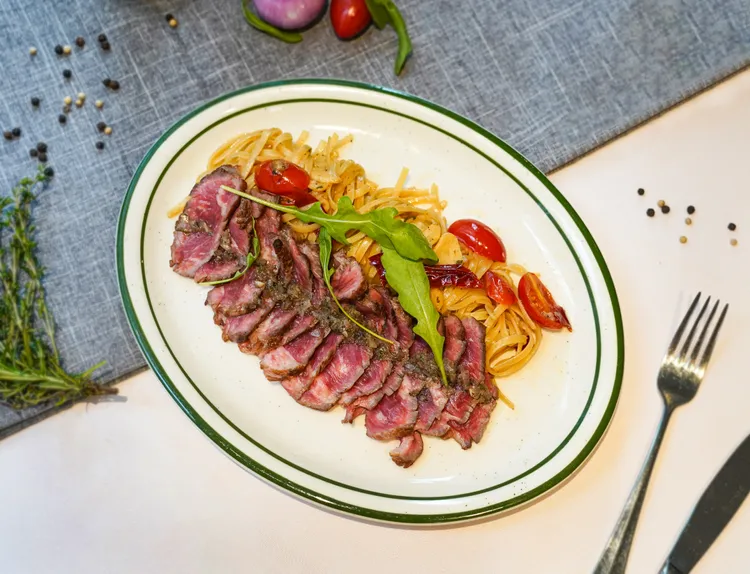 仁愛店限定煙燻經典牛排義大利麵。雅室牛排提供